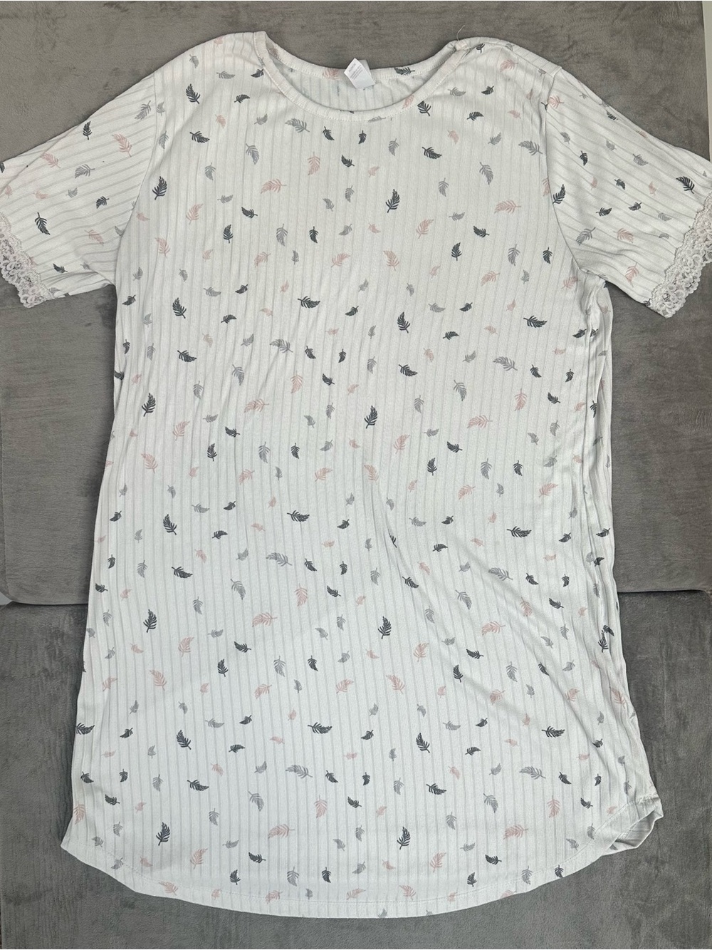Flora Nikrooz White Feather-Print Short Sleeve Nightshirt Sz M